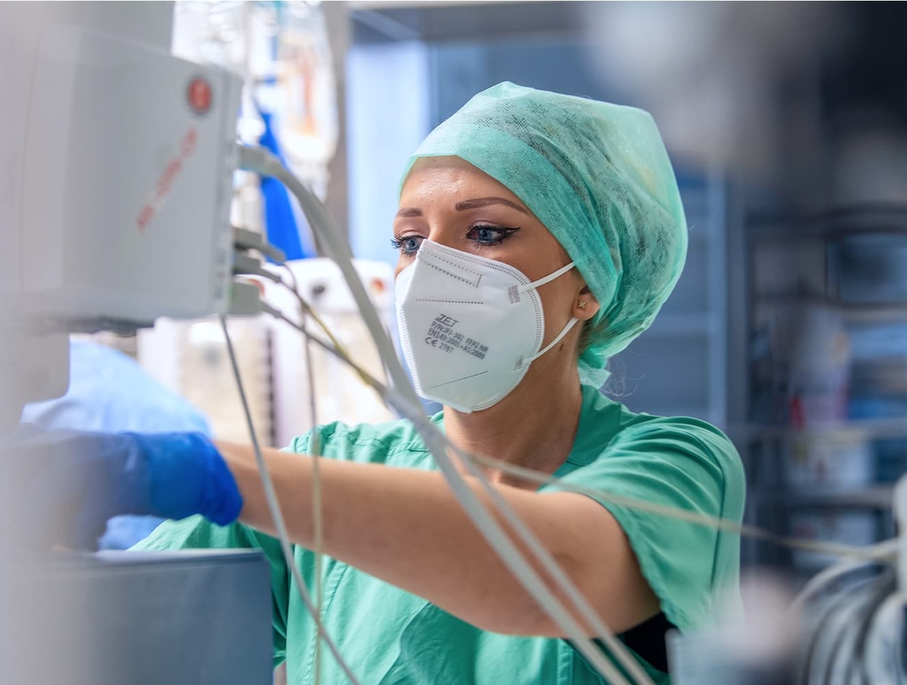 Eine Anästhesietechnische Assistentin prüft das Beatmunsgerät