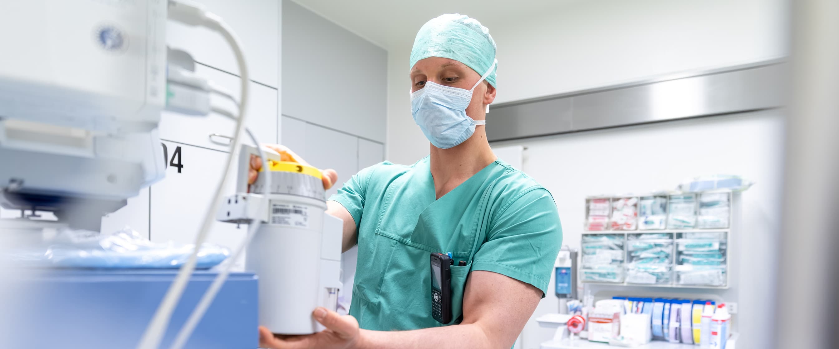 Ein Auszubildender zum Anästhesietechnischen Assistenten prüft das Beatmungsgerät