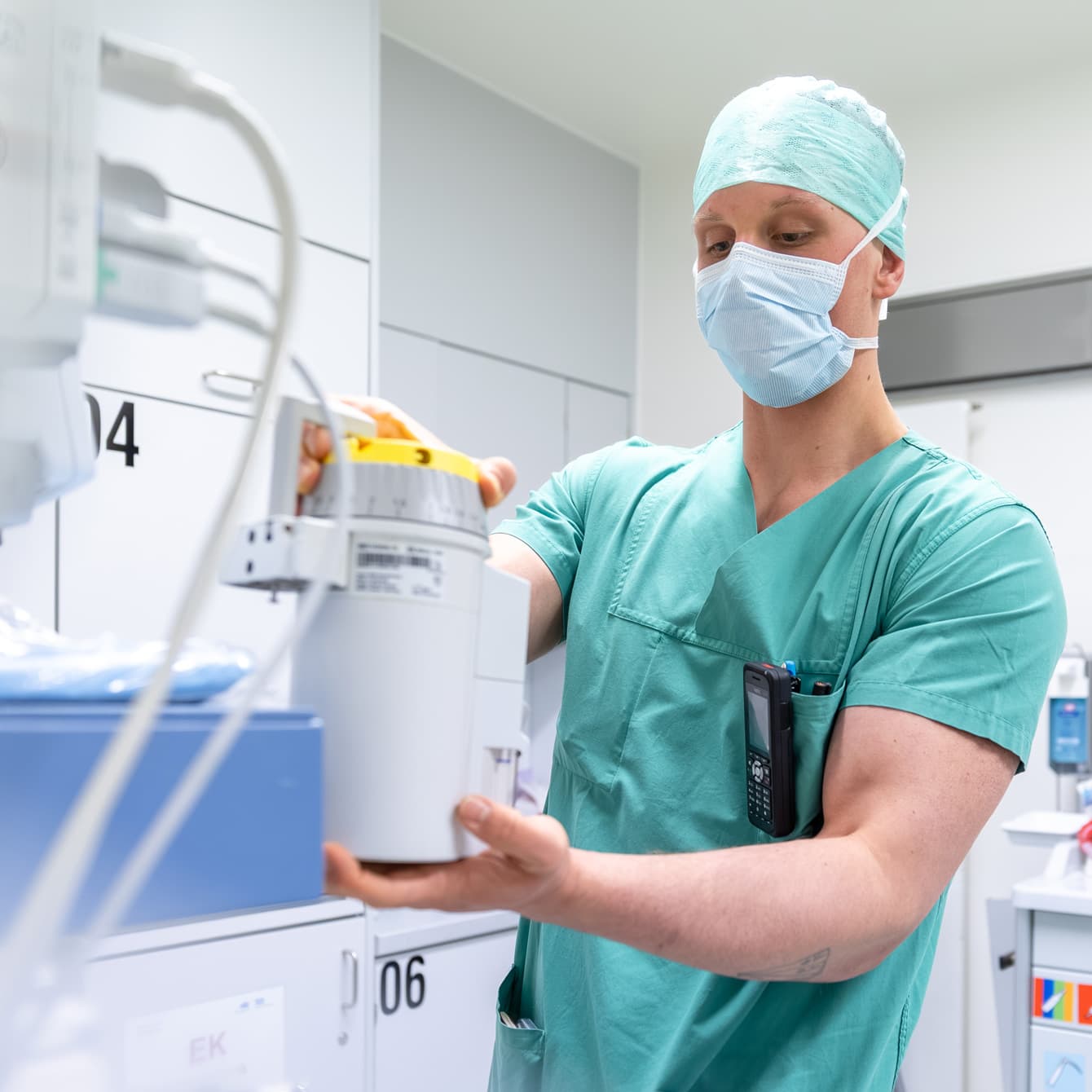 Ein Auszubildender zum Anästhesietechnischen Assistenten prüft das Beatmungsgerät