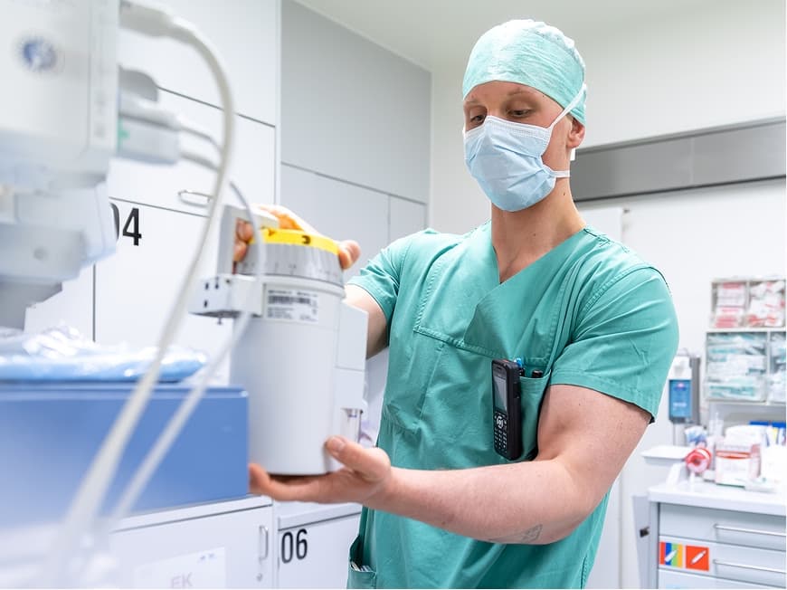 Ein Auszubildender zum Anästhesietechnischen Assistenten prüft das Beatmungsgerät