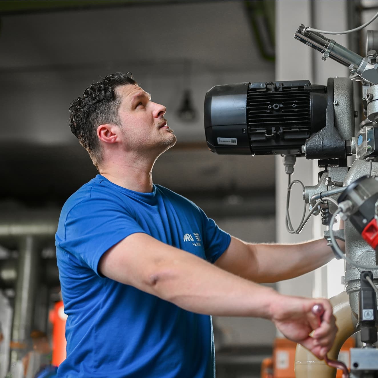 Ein Elektroniker prüft eine technische Anlage am TUM Klinikum