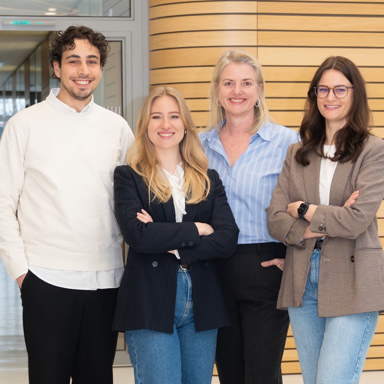 Gruppenbild mit dem Team des Flerxbüros, bestehend aus drei Frauen und einem Mann