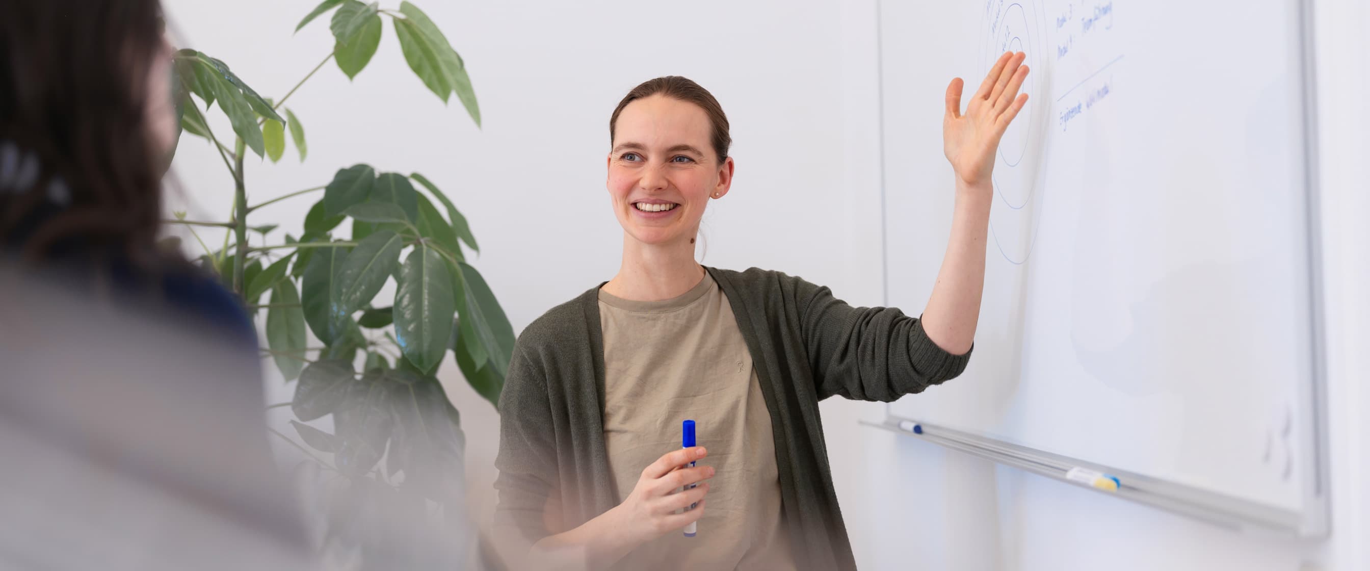 Eine Abteilungsleitungsleiterin aus der Verwaltung hält eine Schulung für Kolleginnen und Kollegen