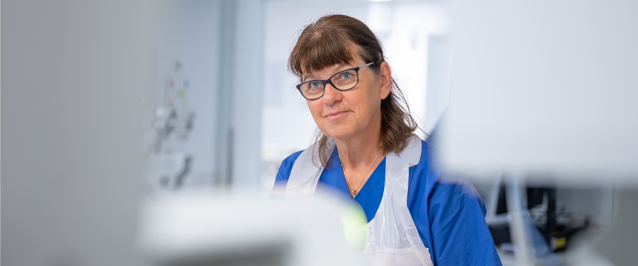 Intensivpflegefachfrau behandelt einen Patienten auf der Intensivstation