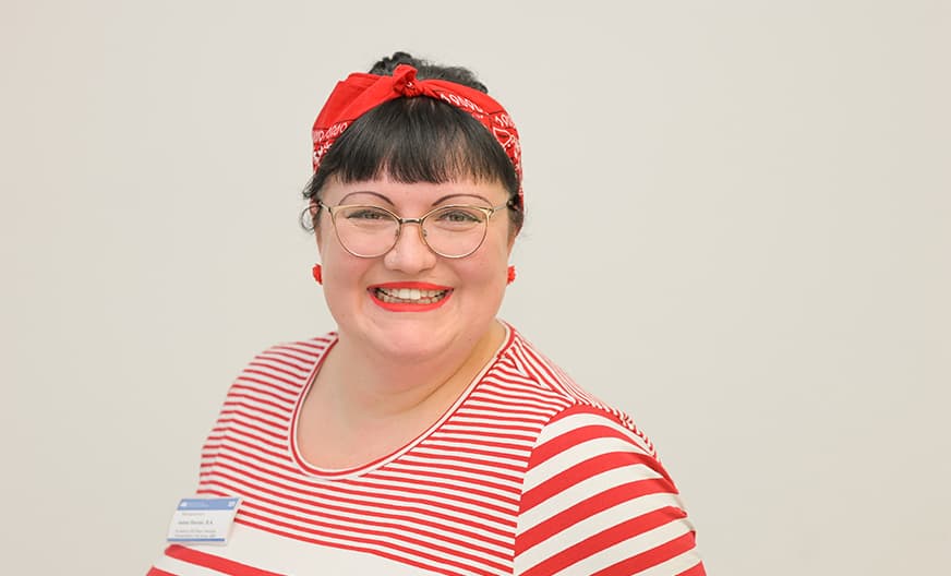 Portraitbild von Isabel Stenzer, Kursleitung Fachweiterbildung Pflege in der Onkologie sowie Kursleitung Palliative Care