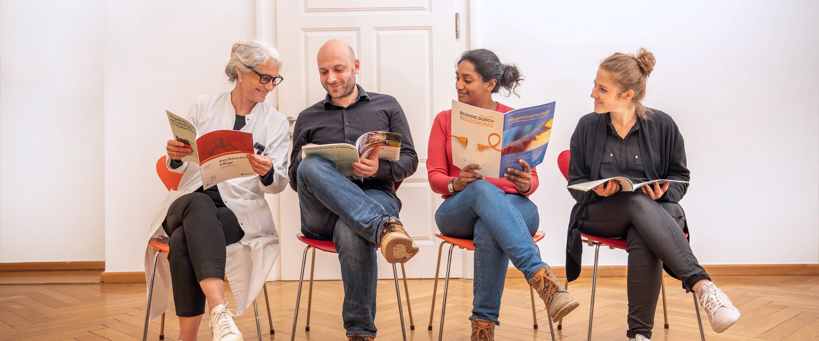 Stuhlreihe mit Pflegefachpersonen, die sich zu einer Studie austauschen