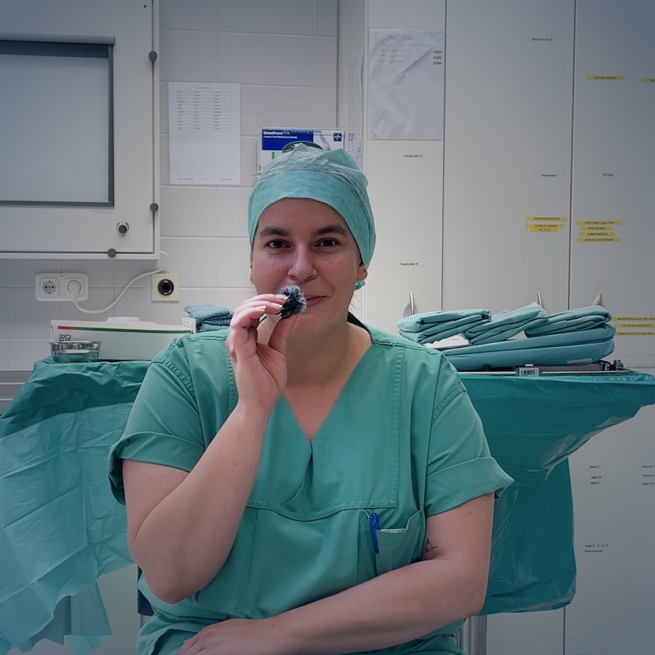 Operationstechnische Assistentin sitzt im OP und gibt ein Interview