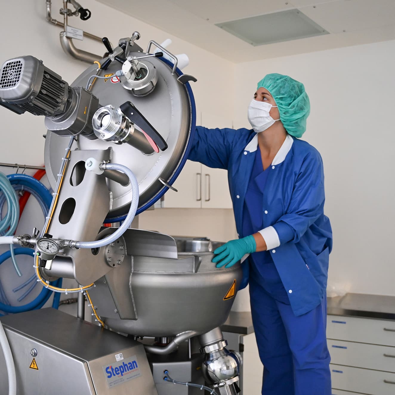 Eine Pharmazeutisch-kaufmännische Angestellte stellt eine Salbe her