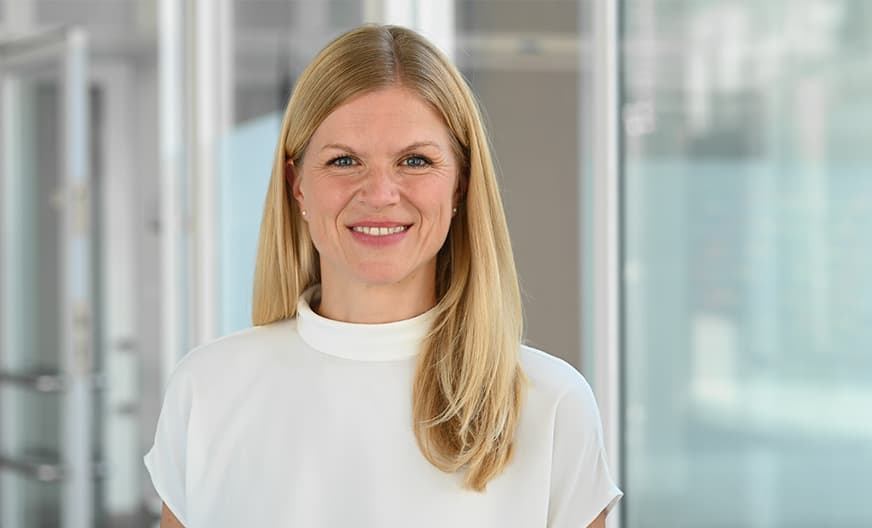 Portraitbild von Sonja Linhuber, Kursleitung Fachweiterbildung Intensiv- und Anästhesiepflege
