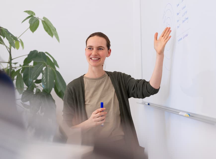 Eine Abteilungsleitungsleiterin aus der Verwaltung hält eine Schulung für Kolleginnen und Kollegen