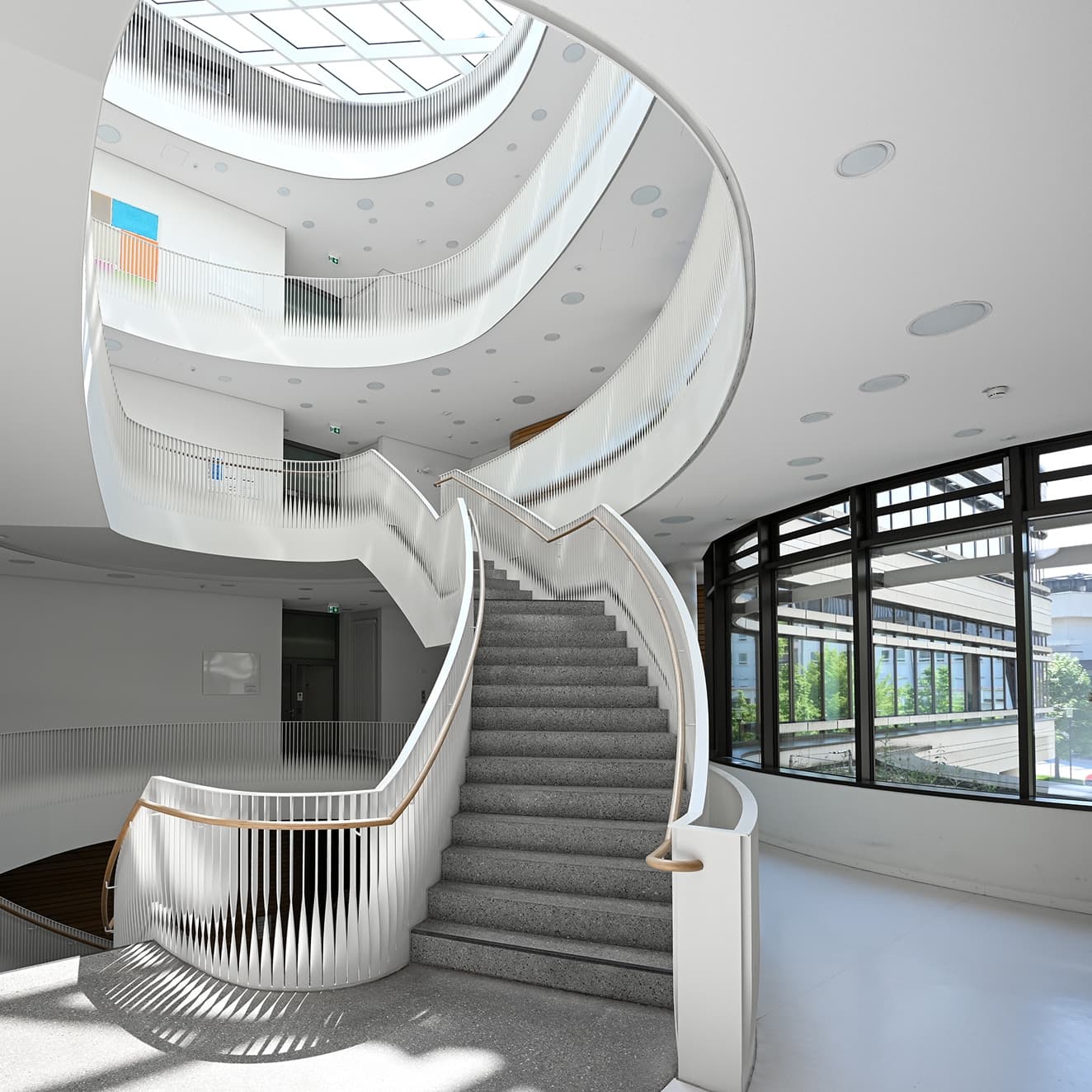 Eine gewundene Treppe im Inneren eines modernen Gebäudes. 