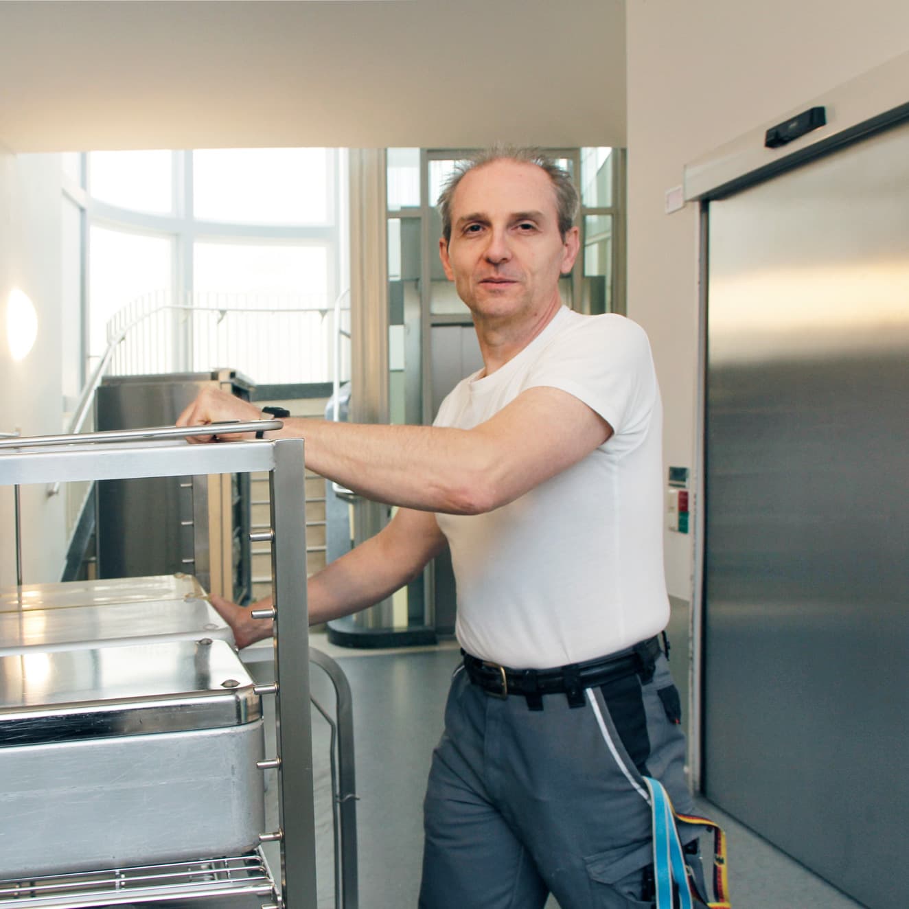 Ein Mitarbeiter transportiert medizinisches Material auf Station