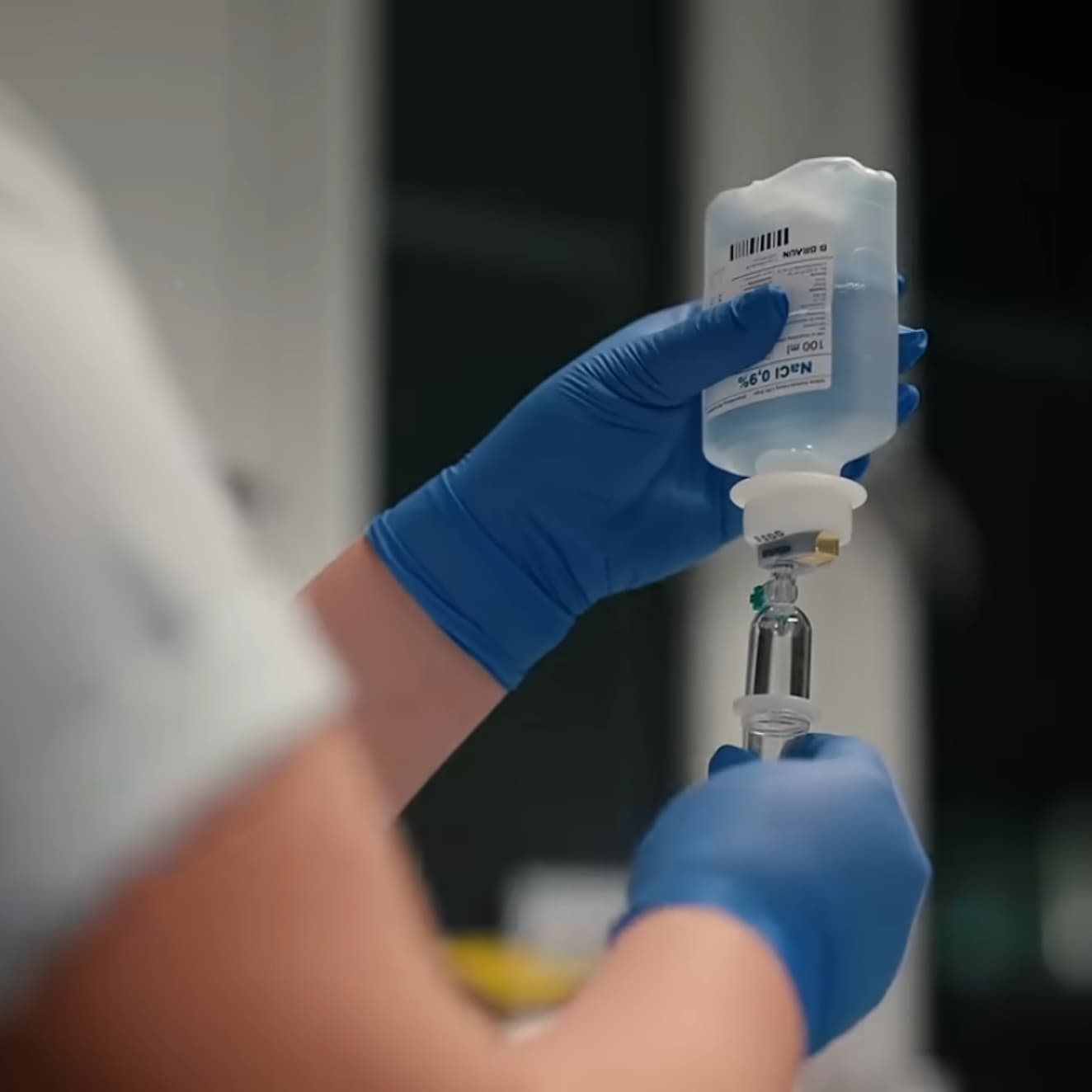 Eine Pflegefachkraft aus dem Flexteam richtet gerade eine Infusion her