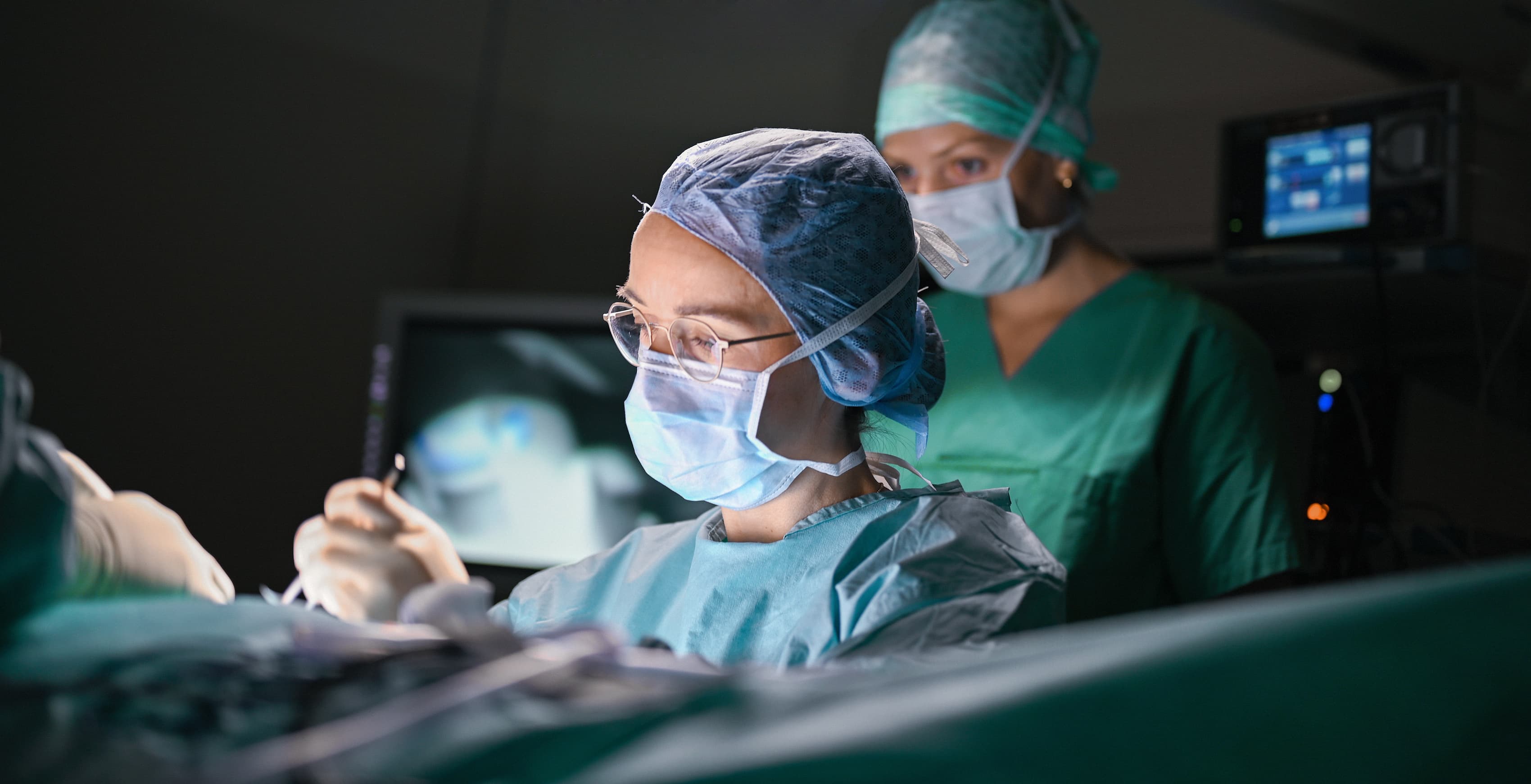 Eine Ärztin operiert konzentriert im OP