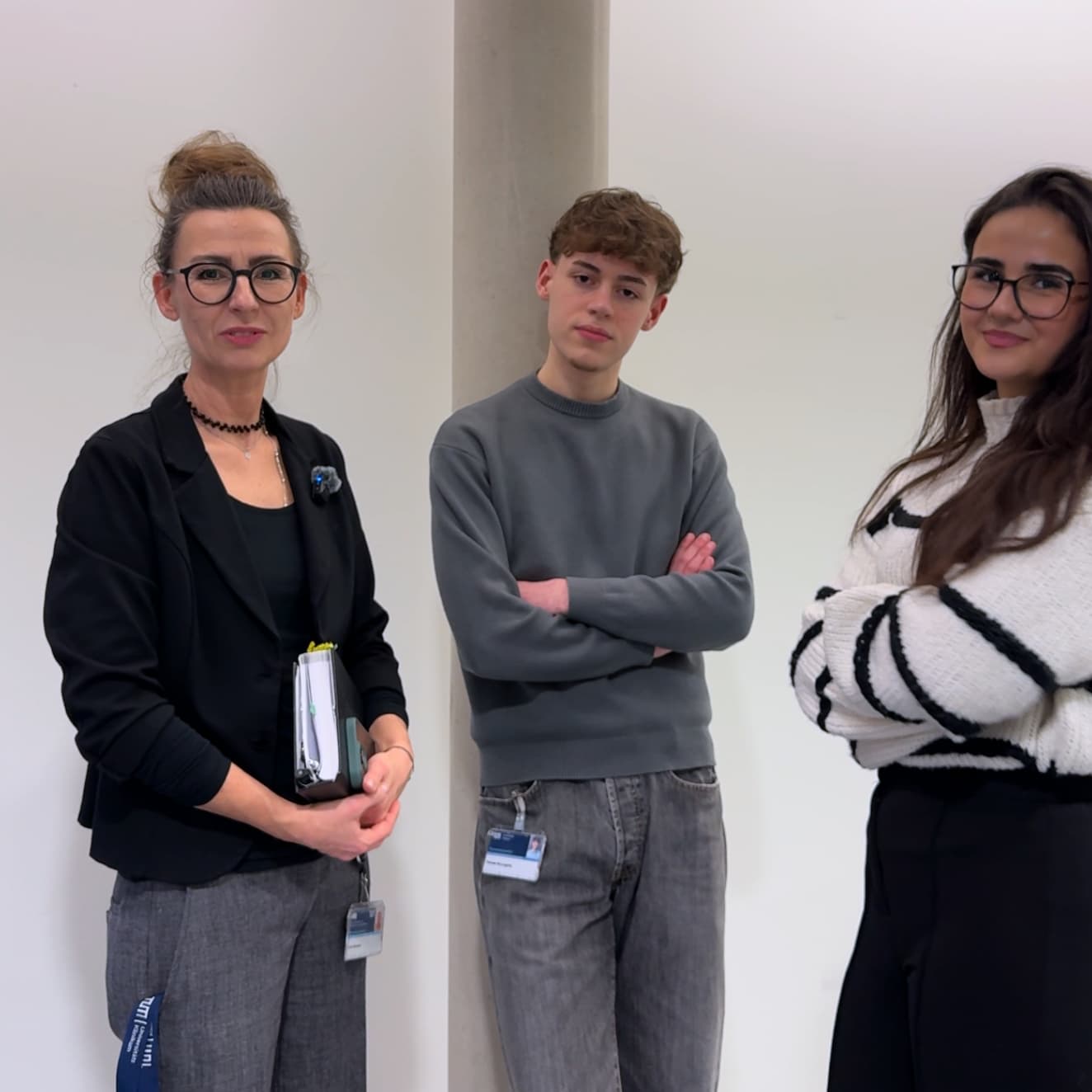 Gruppenbild mit der Ausbilderin Anna Meissner und den beiden Azubis zum Kaufmann bzw. zur Kauffrau im Gesundheitswesen