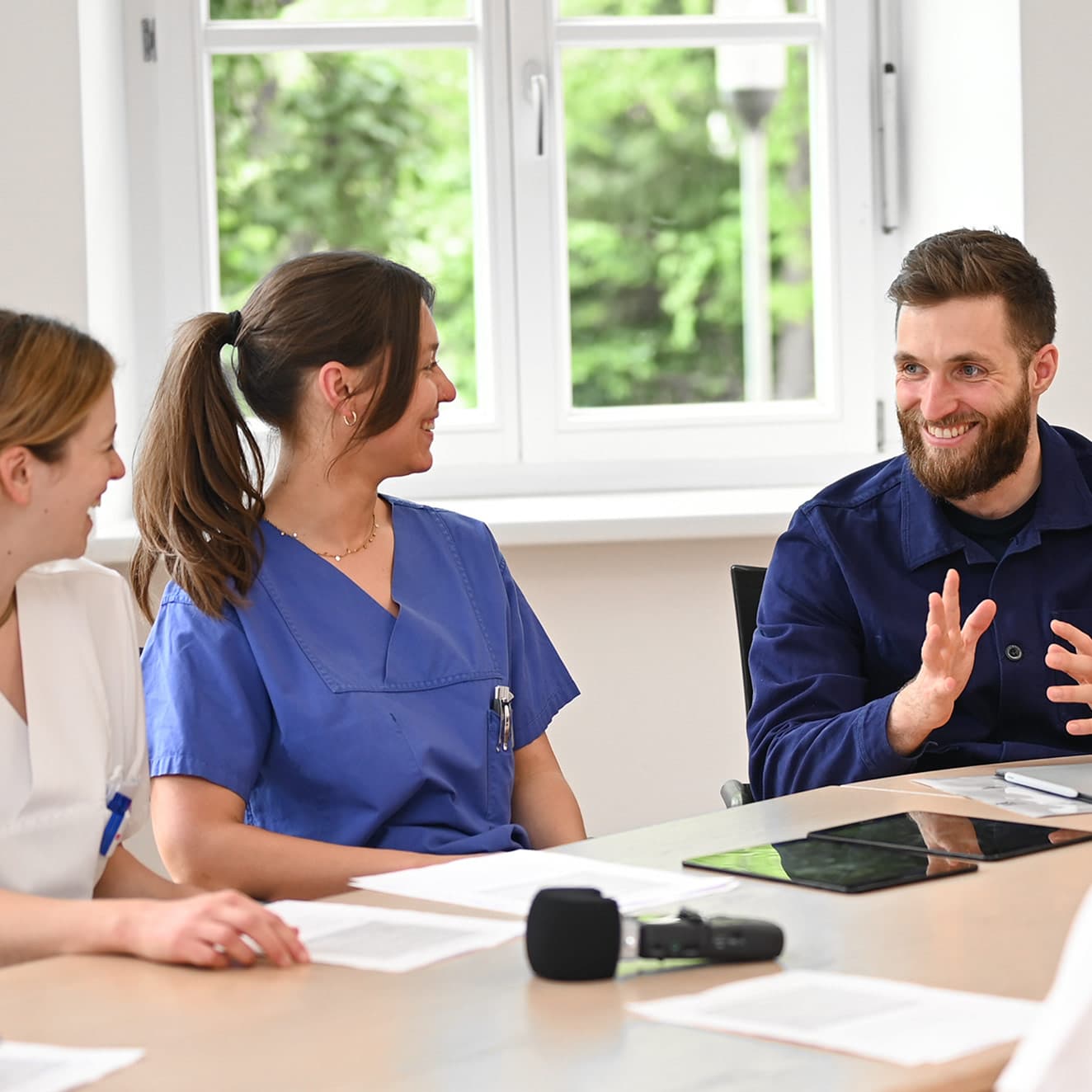 Eine Gruppe von Physiotherapeutinnen und Physiotherapeuten bei einer Besprechung