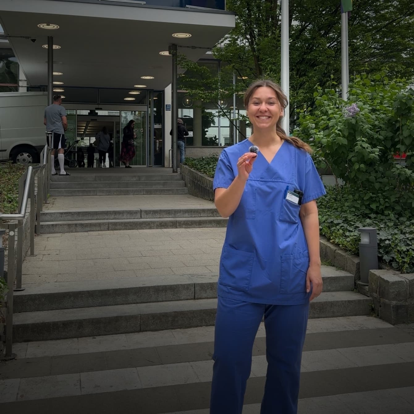 Physiotherapeutin Anni steht vor dem Haupteingang des TUM Klinikums